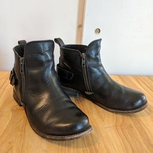 Fitzwell black leather booties boots w/buckle
